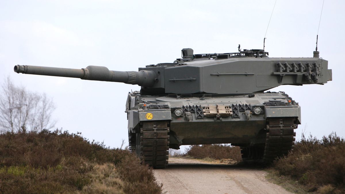 Dravec s hladkou střelou. Co umí tank Leopard 2, který posílí Česko